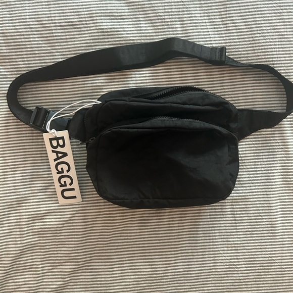 BAGGU Handbags - NWT BAGGU Black Belt Bag